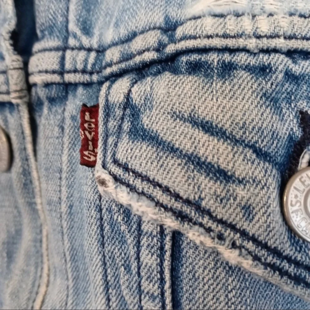 Vintage Levi’s Light Wash Distressed Trucker Jean Jacket Sz M - Picture 9 of 12